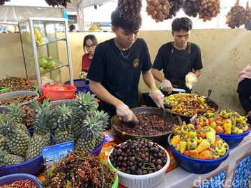 Cicip Sate Jando dan Rujak Buni Viral di Kampoeng Tempo Doloe!