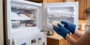 Freezer Penuh Bunga Es? Ini Patokan Waktu yang Tepat untuk Mencairkannya