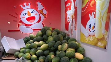 Bukan Diskon! Mixue China Bagi Semangka Gratis ke Pembeli
