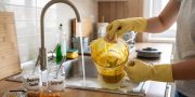 Noda Kunyit di Blender? Hilangkan dengan Baking Soda & Sitrun!