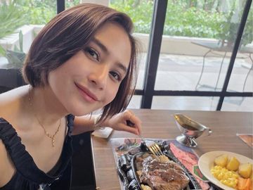 Prilly Latuconsina Banjir Momen Kuliner: dari Steak hingga Udang Bakar Jimbaran