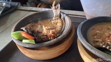 Cobek Ikan di Perahu Pangandaran: Pedas Nikmat Hanya Rp25 Ribu!