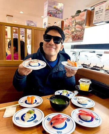Makan Sushi Bareng Ariel NOAH, Desta Nongkrong Santai