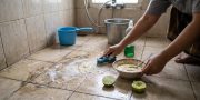 2 Bahan Dapur Ini Ampuh Hilangkan Kerak Lantai Kamar Mandi, Begini Caranya