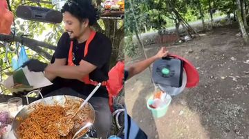 Kisah Pria Aceh Jual Mie di Atas Pohon, Berawal dari Kendala Ini
