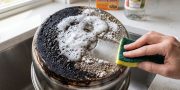 Kerak Hitam di Panci Membandel? Hilangkan dengan 3 Bahan Ini Tanpa Air Panas