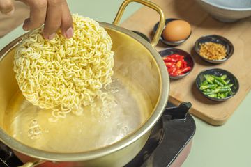 Rahasia Mie Instan: Kenapa Cepat Matang dalam Hitungan Menit?