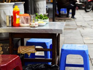 Haru! Pemilik Warung Beri Makan Bocah Yatim 2 Tahun