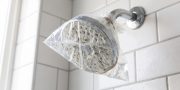 Kerak Putih di Shower Membandel? Pakai 1 Bahan Dapur Ini Sebelum Menggosok