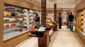 Rela Antre di Supermarket Mewah New York demi Kuliner Viral