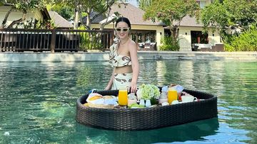 Pesona Julie Estelle: Baking Kue hingga Floating Breakfast