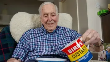 5 Centenarian dengan Kebiasaan Makan Aneh, Ada yang Doyan Hot Wings!