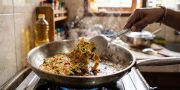 Telur Dadar Sering Lengket? Bukan Cuma Kurang Minyak