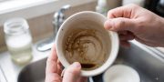 Noda Cangkir Kopi Putih Membandel? Kenali Penyebabnya!