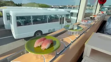 Seru! Naik Sushi Bus, Makan Gratis Sepuasnya Keliling Tokyo