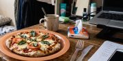 Pizza Margherita Tanpa Oven di Kamar Kos, Cuma 5 Menit!