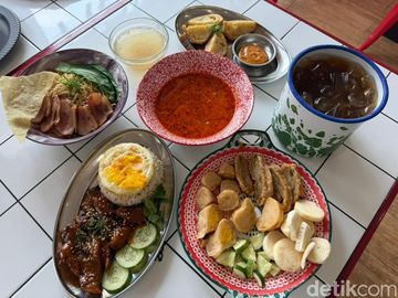 Cafetiam Unik: Bakmi Bebek Asap & Pempek Kuah Mala yang Menggoda