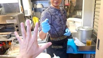 Toko Kebab Unik: Menang Suit Dapat Ekstra Daging!