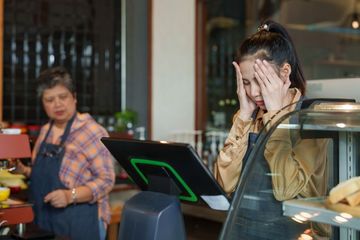 Wanita Nekat Mau Makan Saat Restoran Tutup untuk Salat Jumat, Terjadi Perdebatan