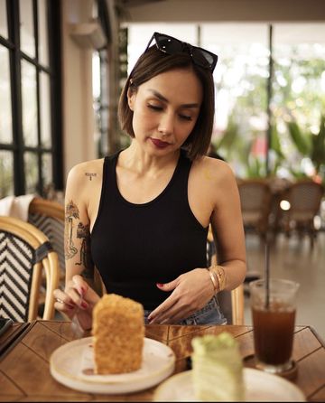 Intip Gaya Sara Wijayanto Asyik Ngopi dan Makan Kue di Kafe