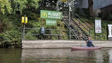 5 McDonald’s Terunik di Dunia, Bisa Pesan dari Perahu!