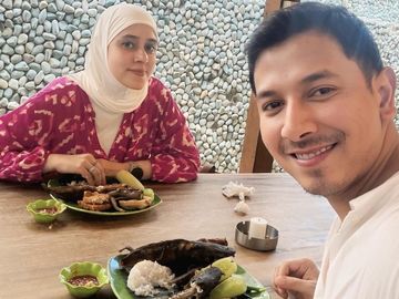 Romantis! Sonny Septian & Fairuz Rayakan Ultah dengan Kue Cokelat