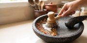 Cobek Bau Bawang usai Ulek Sambal? Ini Cara Membersihkannya