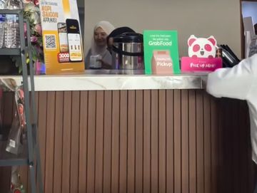 Viral! Pelanggan Tak Tega Lihat Barista Kewalahan, Bantu Layani