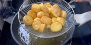 Anti Pecah! Trik Goreng Tofu Cukup Tambah 1 Sendok Tepung