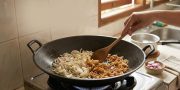 Tumis Bawang Pakai Api Kecil atau Sedang? Ini Bedanya!