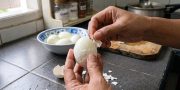 Trik Kupas Telur Rebus agar Putihnya Mulus dan Utuh