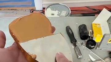 Aksi Tukang Plester Bikin Sandwich Pakai Alat Bangunan, Mulus!