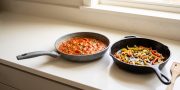 Wajan Granit vs Cast Iron: Mana yang Lebih Tahan Bumbu Asam?