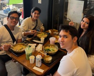 Momen Kebersamaan Andre Taulany dan Anak-anak Cicipi Kuliner Jepang