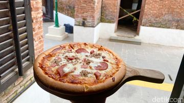 Sensasi Makan Pizza & Cordon Bleu di Benteng Abad ke-19