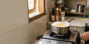 Trik Masak Mi Instan agar Air Rebusan Tidak Meluap