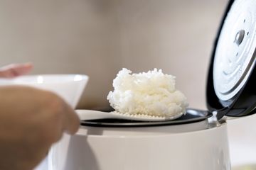 7 Trik Masak Nasi di Rice Cooker agar Pulen dan Tak Kering