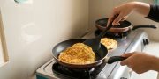 Sering Sobek Saat Dibalik? Trik Ini Bikin Telur Dadar Lebih Utuh