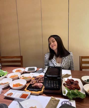 Resmi Jadi Ibu, Adhisty Zara Doyan Korean BBQ dan Hot Pot