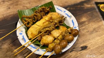 Angkringan Favorit Jokowi di Solo: Ada Sate sampai Teh Poci!