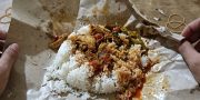 5 Trik Bungkus Nasi Pakai Kertas Minyak agar Lauk Awet Seharian