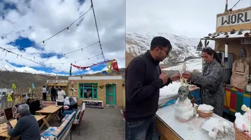 Viral! Kedai Es Krim di Ketinggian 4.300 Meter Dikelilingi Salju