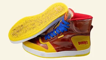 Sepatu Sneakers Beraroma Sirup Pancake, Bonus Pancake Gratis!