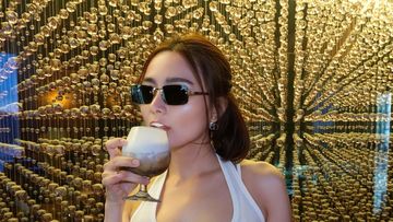 Wika Salim Ngopi hingga Jajan Popcorn di Singapura