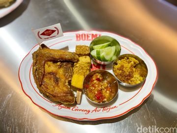 5 Ayam Goreng Enak di Blok M, 1 Digoreng Teknik Air Terjun