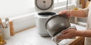 Jangan Pasang Panci Rice Cooker Sebelum Kering, Ini Alasannya