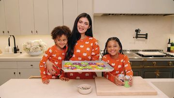 Kylie Jenner & 2 Anaknya Bikin Cookies Halloween Warna-warni