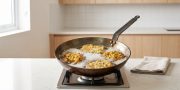 Minyak Goreng Berbusa Saat Dipakai? Ini 5 Penyebabnya