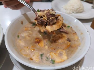 Soto Betawi H. Ma’ruf: Legendaris Sejak 1940-an, Gurih & Hangat!