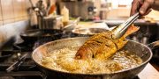 Trik Goreng Ikan Anti Meletup Cuma Pakai Buah Kecil Ini